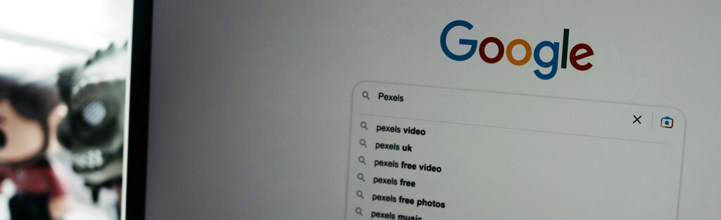 Digital marketing expert showcasing SEO strategies on a banner